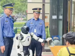 人形机器人“城管”上岗,全国首次人机协同城市管理执法试点在沪开展