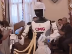 人形机器人挑战骑马射箭,还能制作新疆拉条子
