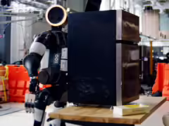 波士顿动力 Atlas 人形机器人学会搬冰箱:下蹲扛起,180 度转身