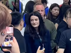 英伟达黄仁勋之女黄敏珊来华,现身 2026 世界机器人大会