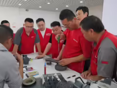 京东快递员转型机器人维修:首批培训后已上岗,未来 5 年创造 10 万个就业岗位